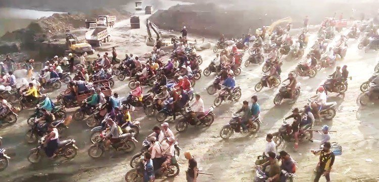 Шахтеры едут на добычу нефрита в Мьянме
