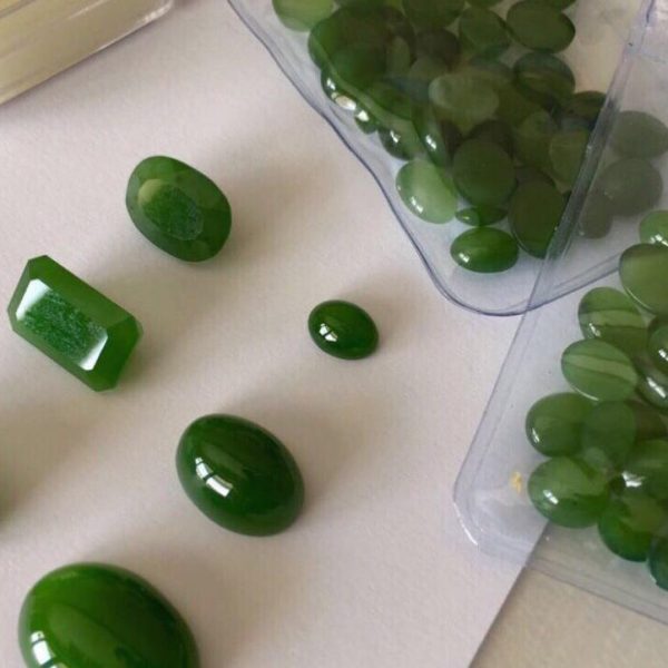 Jade cabochons. Manufacture of products in Thailand