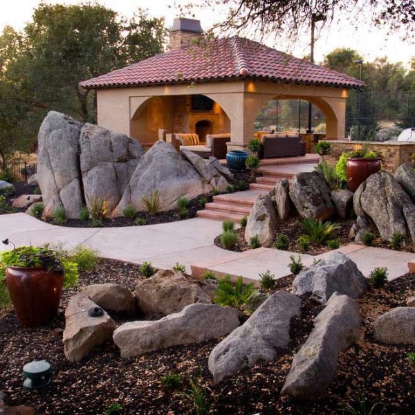 Сад камней со строением